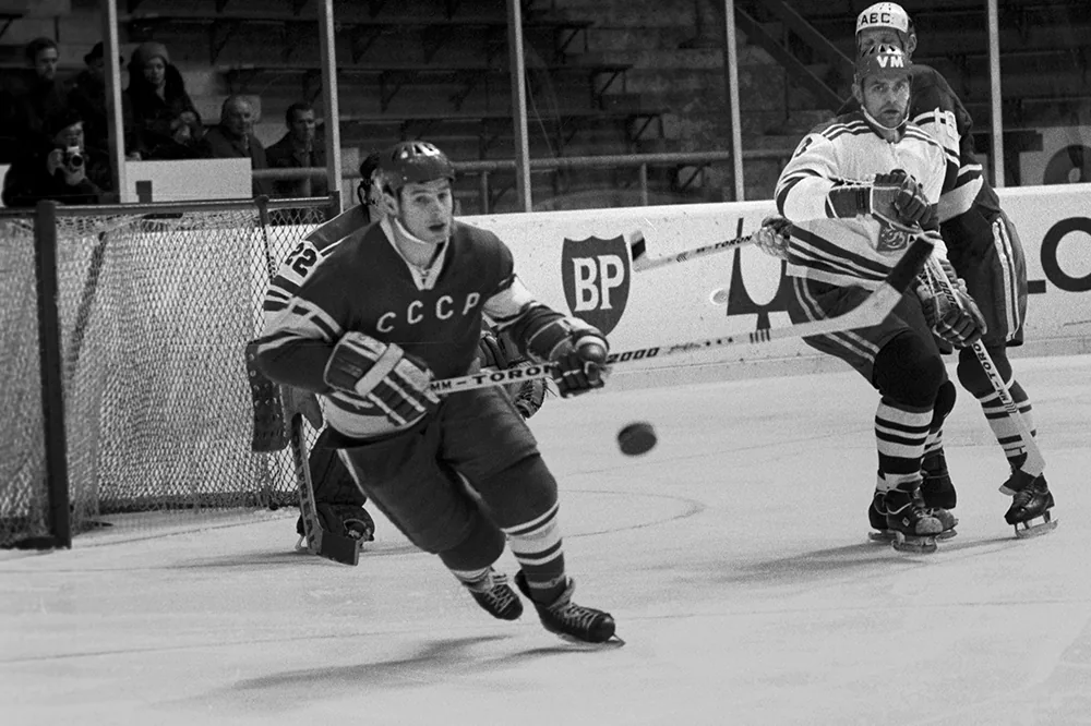 Харламов на одном коньке порвал шведов. Героический подвиг Легенды №17 после травмы