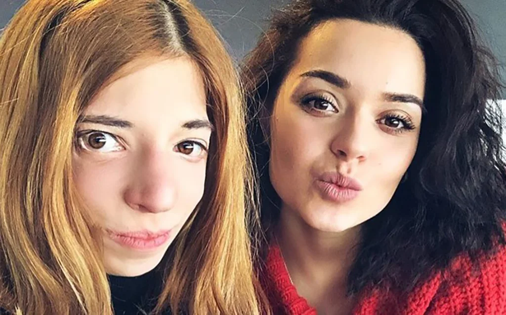 Аделина_Сотникова_с_сестрой_Машей,_соцсети_Марии_Сотниковой.webp