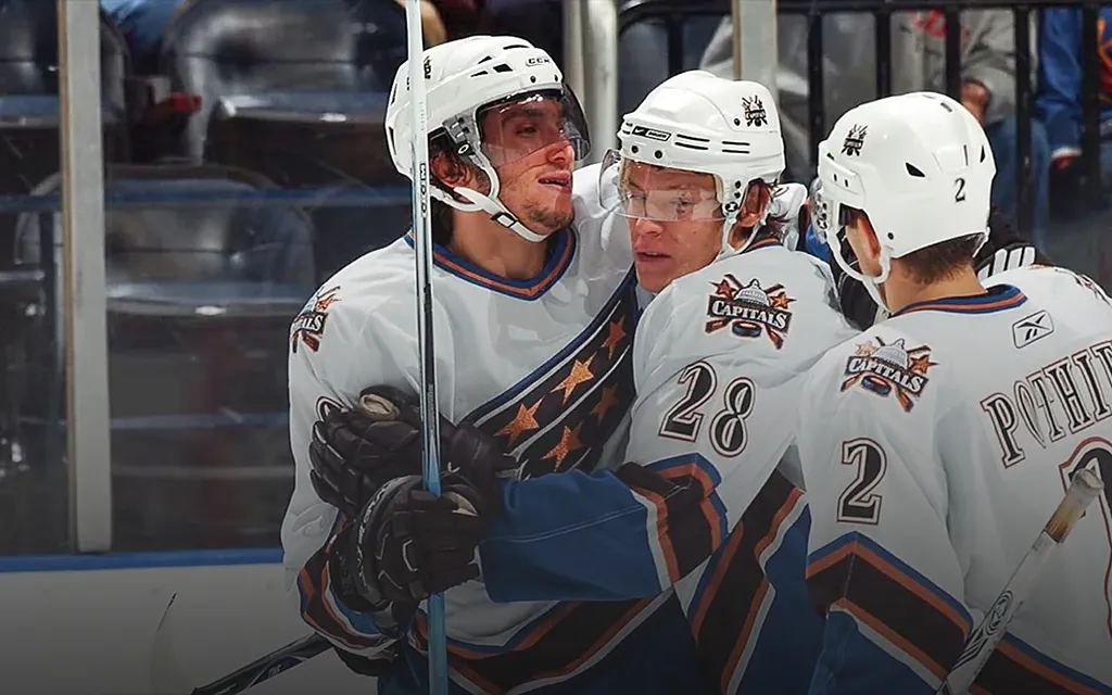 Легендарный гол Овечкина лёжа на глазах Гретцки. Такое никому не подвластно