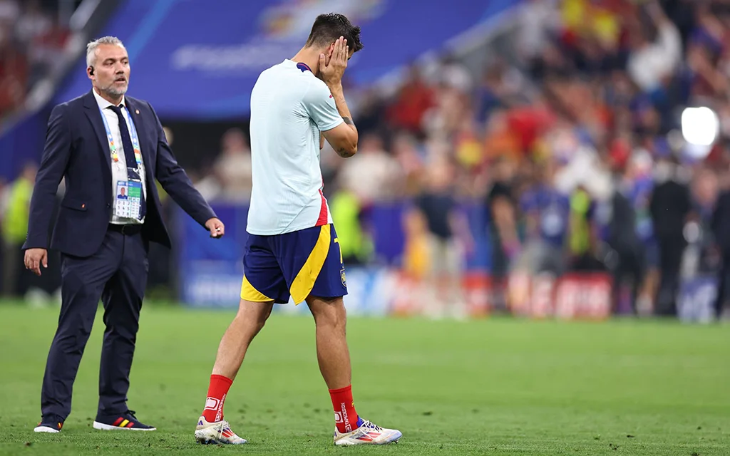 Охранник сломал звезду сборной Испании. Он просто врубился в колено капитана