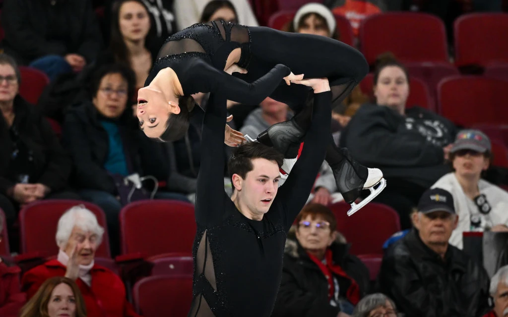 Рухнула на лёд с двух метров и не двигалась. Фигуристка пережила кошмарный момент на ЧЕ