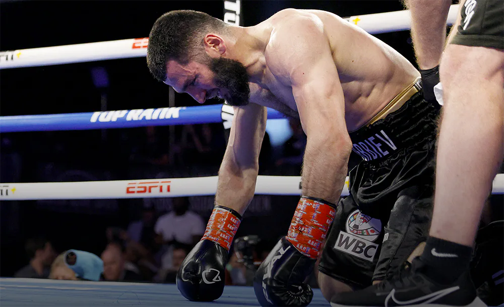 Реванш Бетербиева стал скандальным. Артур проиграл, отправив соперника в нокаут