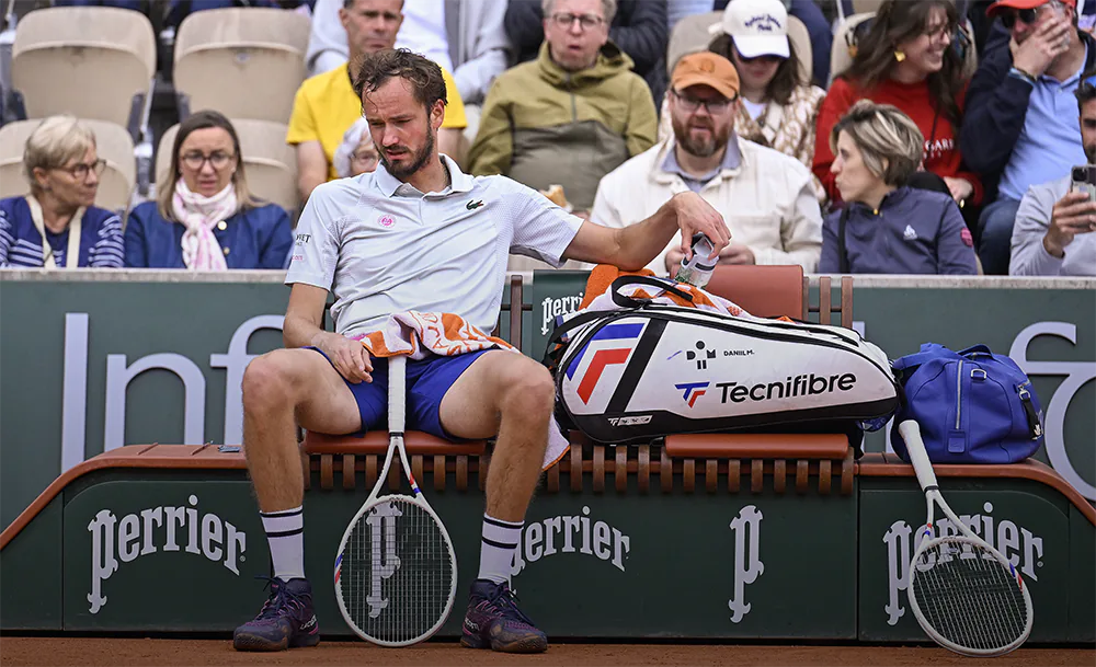 Медведев повторил «успех» в Париже. В первом же круге его выбил британец