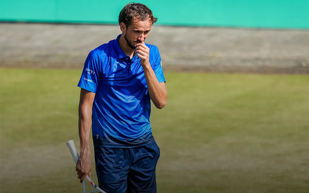 Медведева уже «выносят» из турнира ATP-250. Даниил сенсационно проиграл 87-й ракетке мира