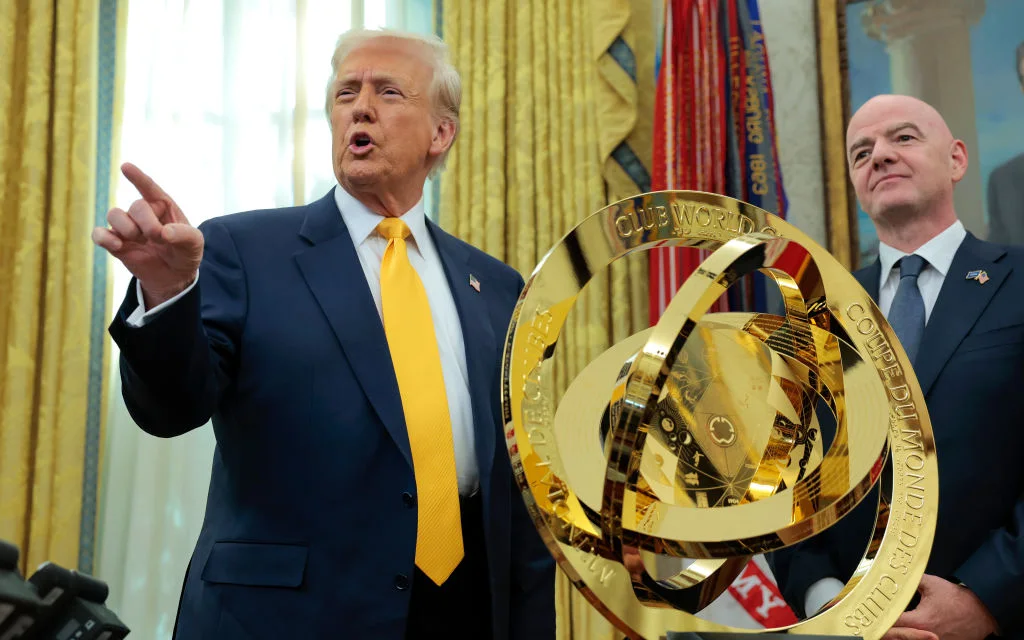 Дональд_Трамп,_Джанни_Инфантино_и_Трофей_клубного_чемпионата_мира.webp