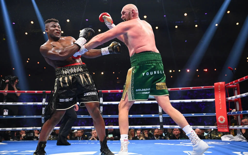 Фрэнсис_Нганну_и_Тайсон_Фьюри,_Getty_Images.webp
