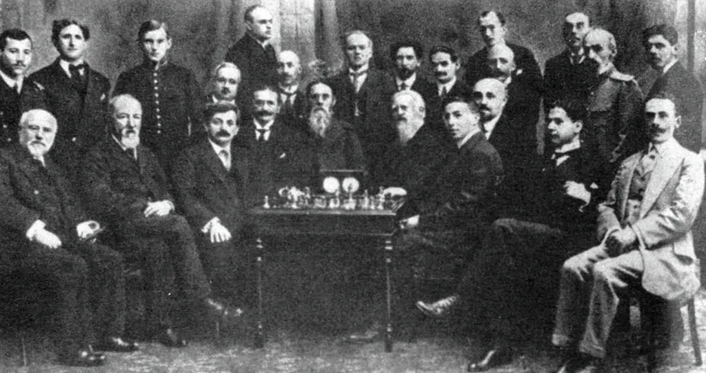 Хосе_Капабланка_2_справа_сидит,_Эмануэль_Ласкер_3_слева_сидит,_Александр.webp