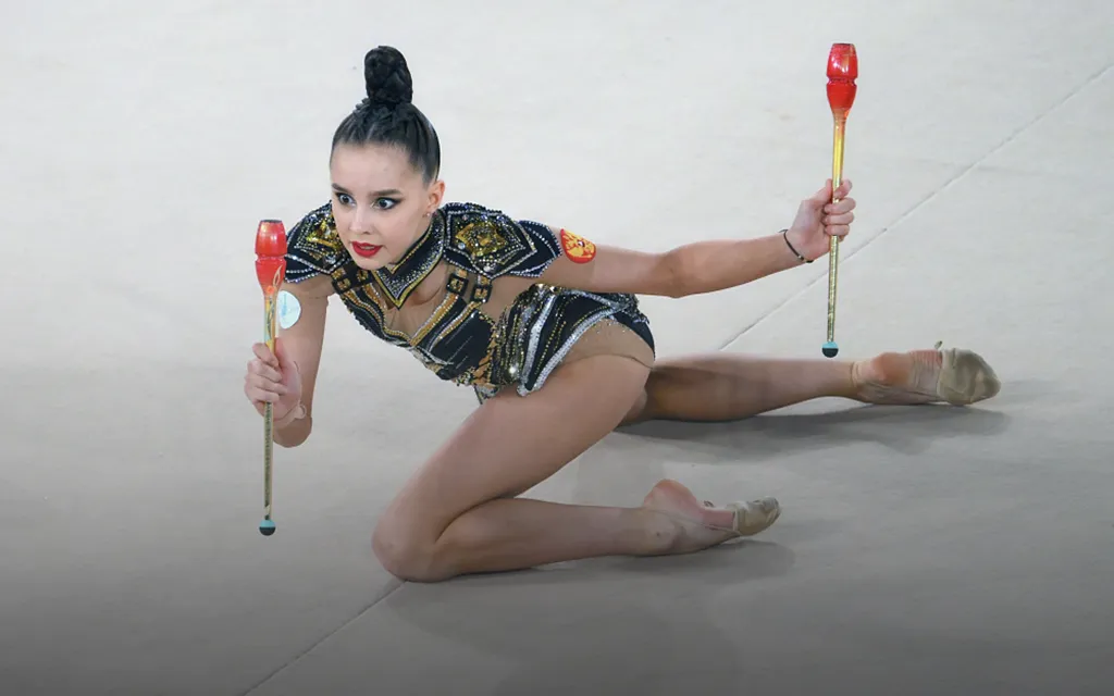 Гимнастка из Петербурга удивляет в отсутствие Крамаренко. Побеждать ей помогает Кабаева