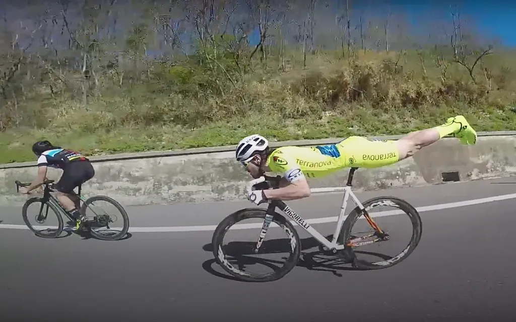 Когда в школе учил физику. Велосипедист-Супермен обгоняет соперников лёжа