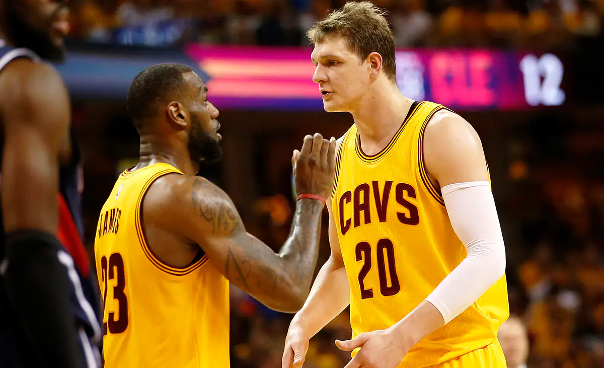 Mozgov_LeBron_James_2016_NBA_Finals_Фото_Getty_Images_00004.webp