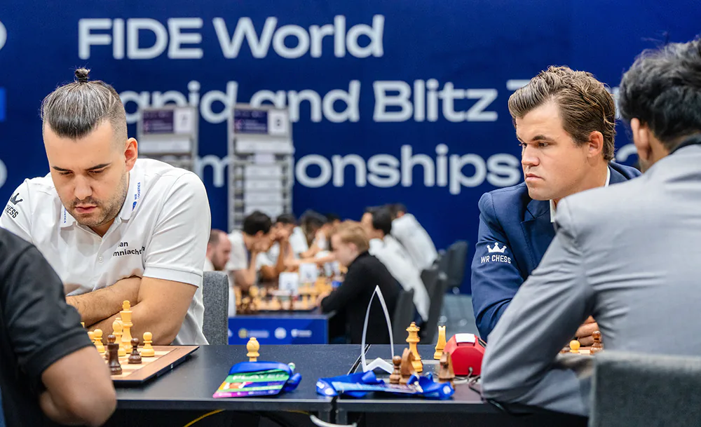 Непомнящий_и_Карлсен,_Фото_ФИДЕ_.webp