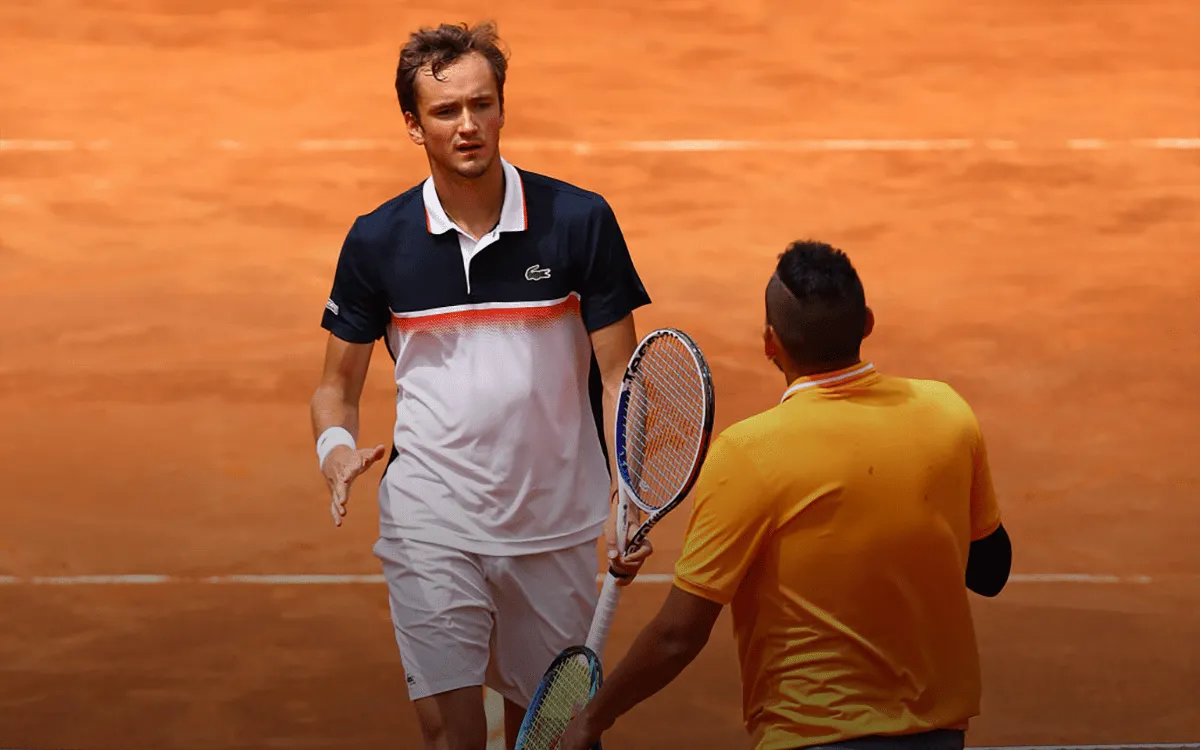 Скандальный теннисист поглумился над Медведевым. Но поддержал Даню после очередной выходки