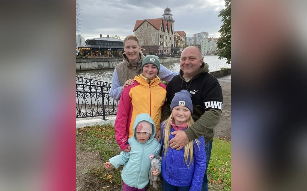 Ольга_МедведеваЧернова_с_мужем_и_дочерьми,_фото_из_личного_архива (2).webp