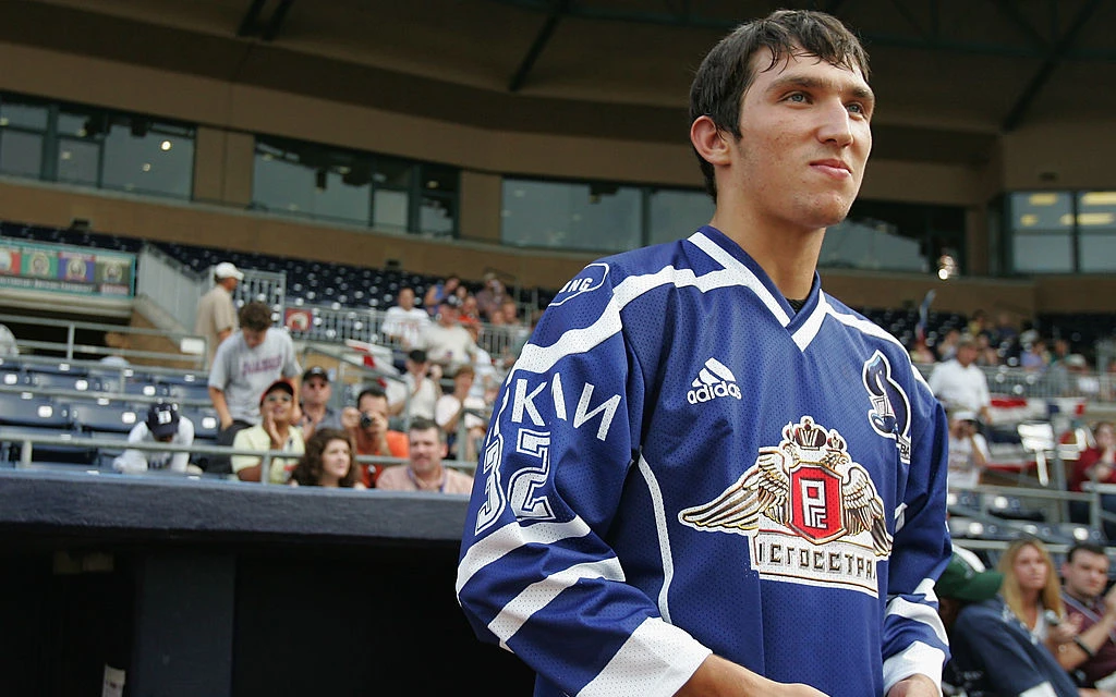 История началась с тоста Овечкина. Эпичный вечер с боссом «Вашингтона» у Алекса в Москве