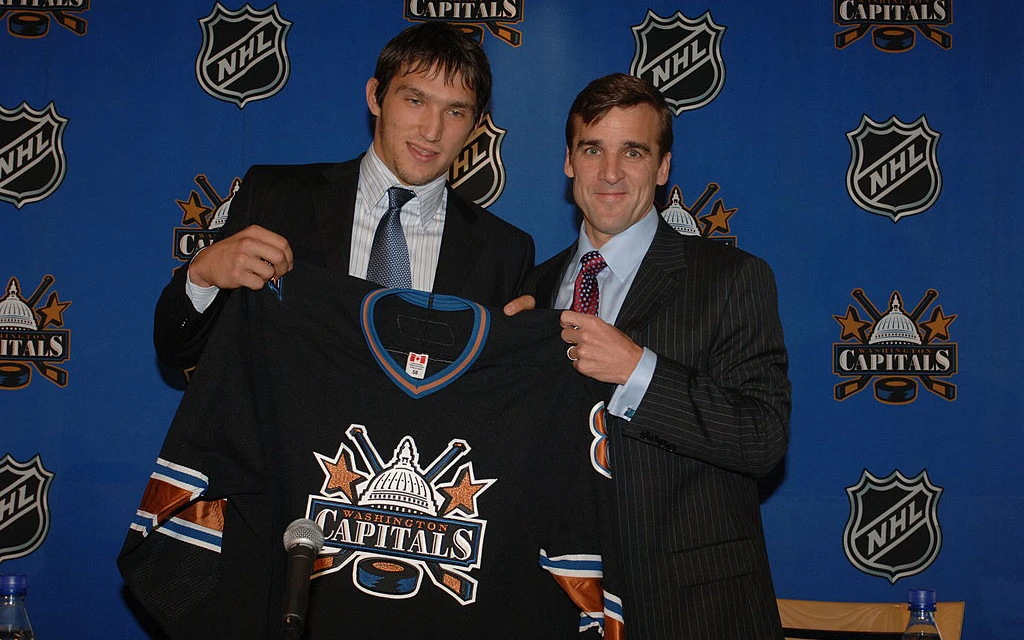 Овечкин_и_Джордж_Макфи,_Драфт_2004,_Getty_Images.webp