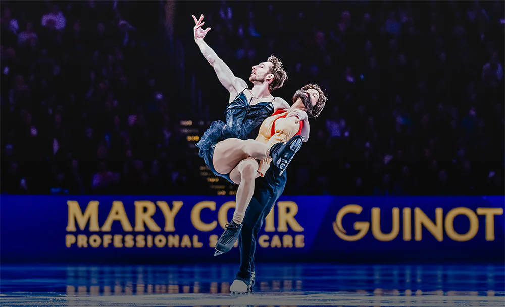 Устроили провокацию под Чайковского. Фигуристка вышла с бородой, партнёр – в женском белье