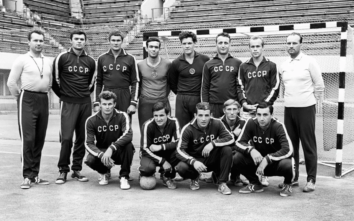 Sbornaya-SSSR-ruchnoy-myach-1968-RIA-Novosti (2).webp