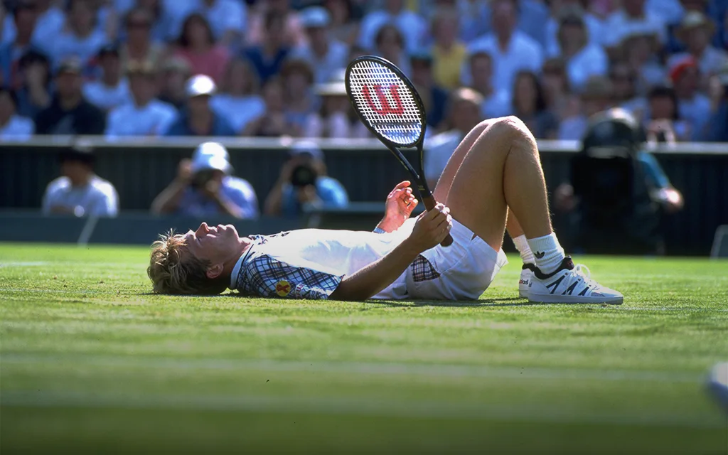 Теннисист чуть не сошёл с ума прямо на корте. Подача 17-летнего парня убила судью