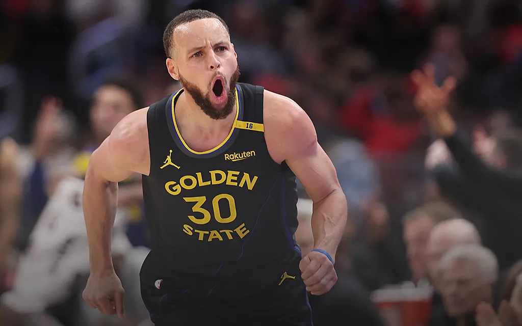 Как он это попал?! Карри совершил безумный бросок через всю площадку