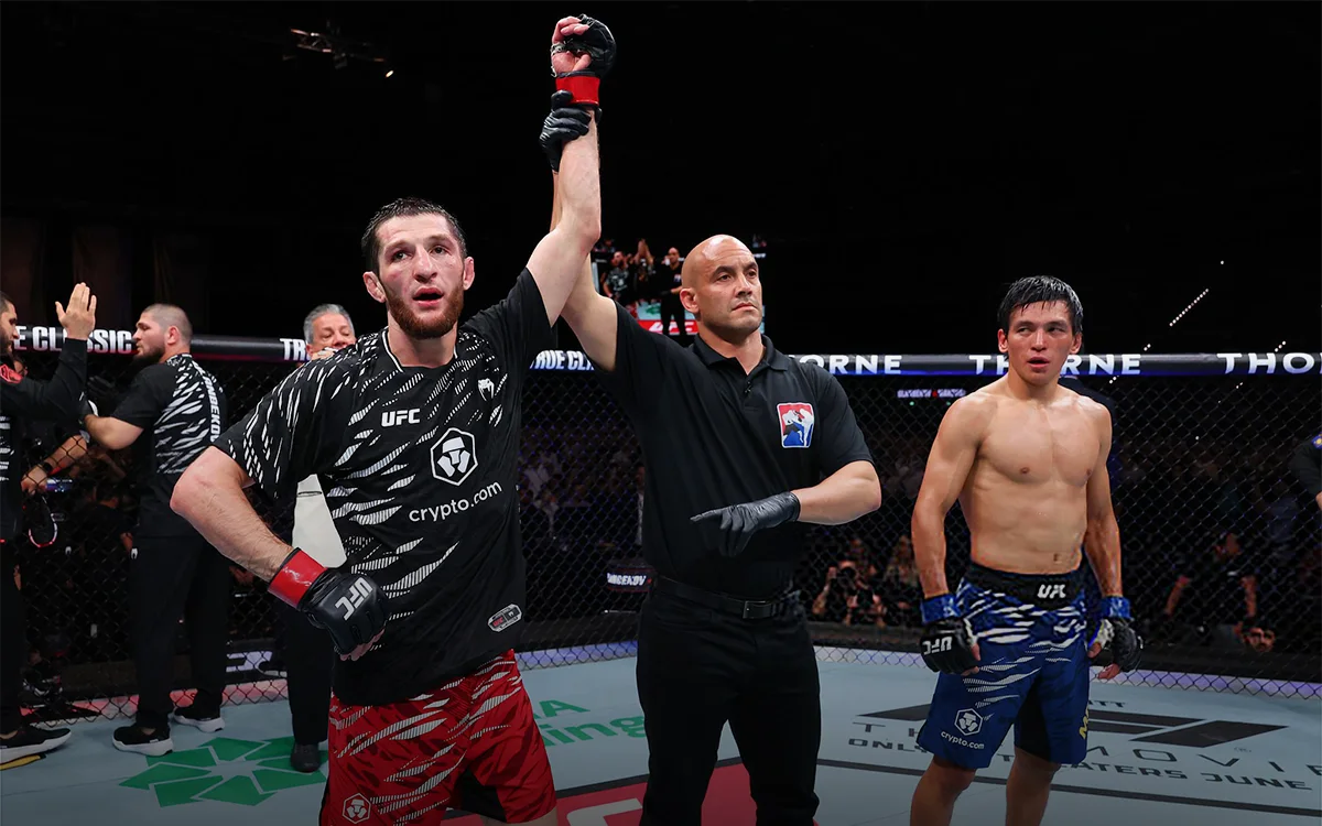 Друг Хабиба победил в тяжелейшем бою! Резвый казах рассёк ему лицо, но отдал все раунды