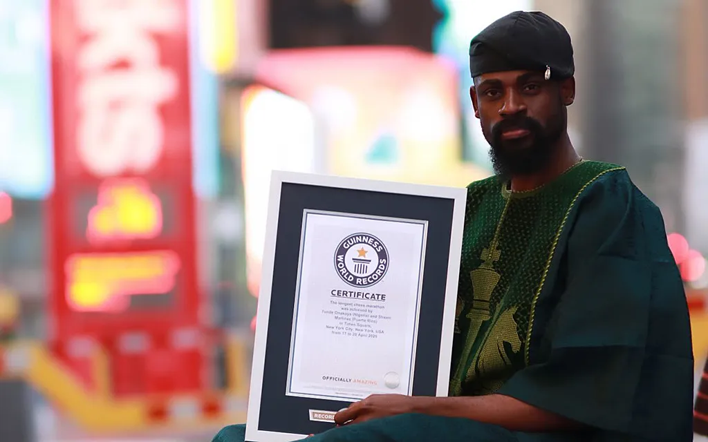 Тунде Онакойя, Chess In Slums Africa3.webp