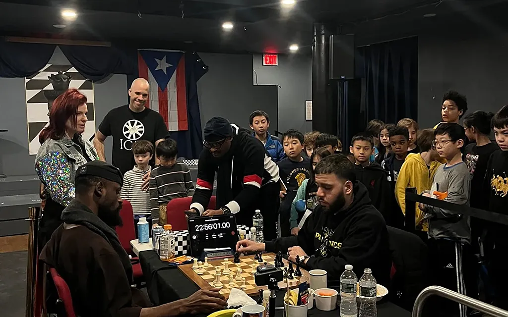 Тунде Онакойя, Chess In Slums Africa4.webp