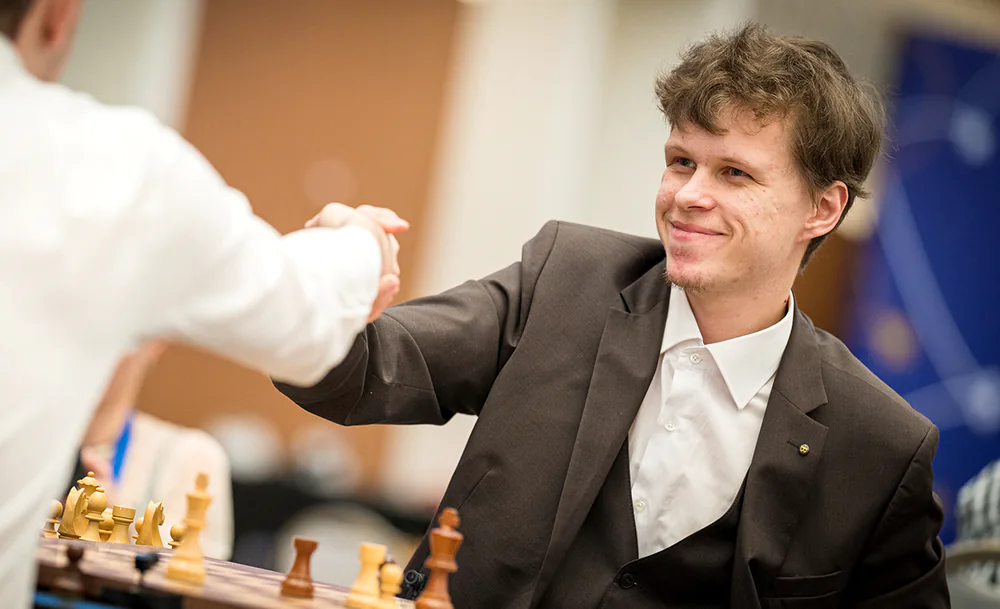 Владислав Артемьев, Фото ФИДЕ.webp