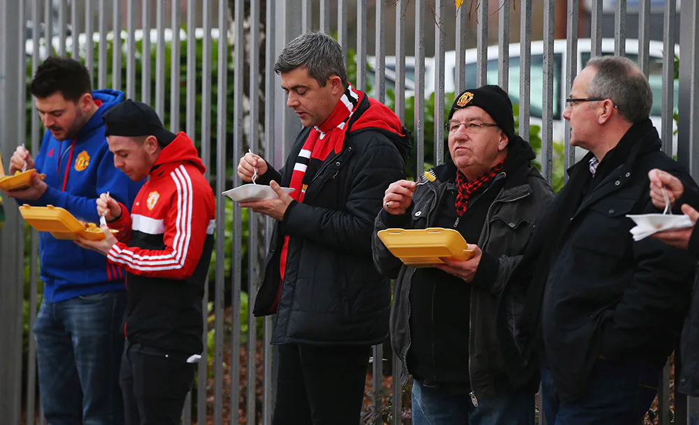 фастфуд_питание_Манчестер_Юнайтед_Олд_Траффорд_фанаты_Фото_Getty (2).webp