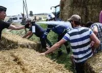 Фермеры чуть не сорвали этап «Тур де Франс». Их разгоняли слезоточивым газом