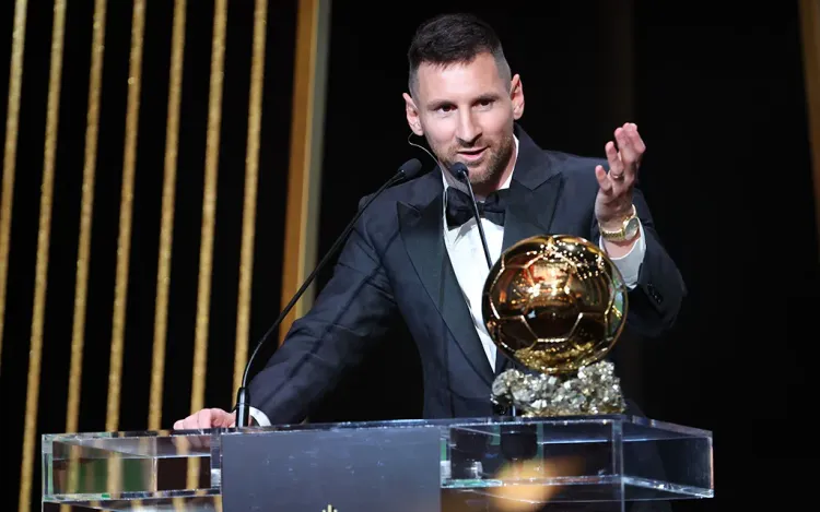 Никакого секрета здесь нет. Месси уже некуда ставить золотые статуэтки