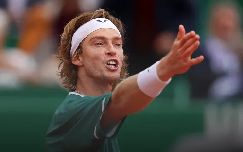 Рублёв матом ругал тренеров. Россиянин не смог защитить главный титул в карьере