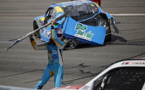 В NASCAR пилота жёстко выбросили с трассы. Месть обидчику оказалась неожиданной