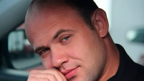 Российского бойца безжалостно утопила пьяная толпа. Он заступился за беременную женщину