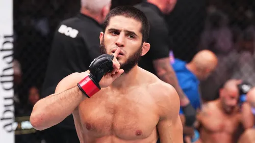 «Здесь мой дом!» Махачев наглухо вырубил Волкановски в первом раунде