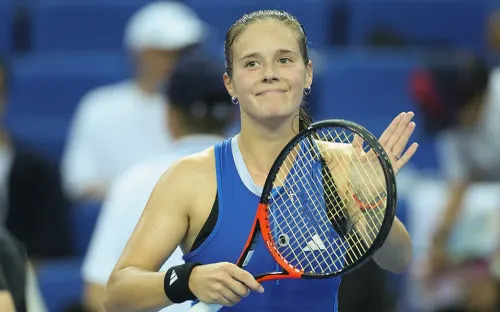 Курорт в Аделаиде для Касаткиной. Россиянка на отказах соперниц прошла в финал