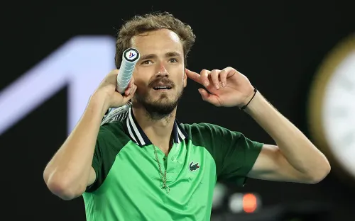 Медведев в матче-триллере одолел немца. Даниил отыгрался с 0:2 по сетам