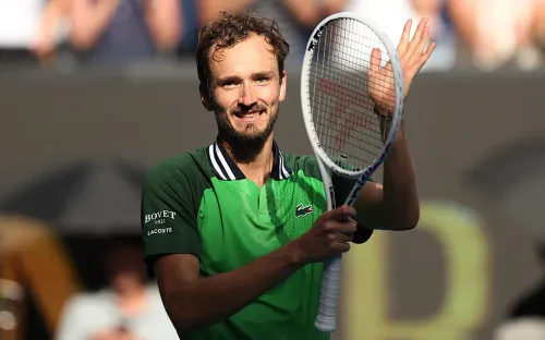 «Потрясающий спектакль». Эксперты - о выходе Медведева в полуфинал Australian Open