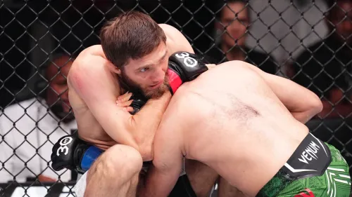 Нурмагомедов даже не вспотел. Российский боец задушил Таджика за минуту