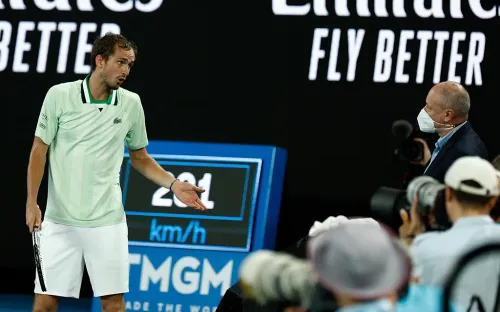 «Идиот, реально безмозглый». Медведев жёстко сорвался на судью во время матча