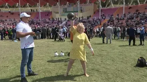 Порвала интернет. Русская учительница шахмат подняла полторы тонны (видео)