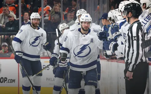 Кучеров растерзал «Филадельфию». Россиянин стал лучшим бомбардиром НХЛ