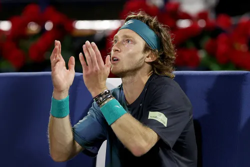 Рублёва наказали за слово, которого не было. На турнире в Дубае произошёл беспредел