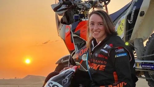 Российская чемпионка прервала гонку ради спасения поляка. Он мучился посреди пустыни