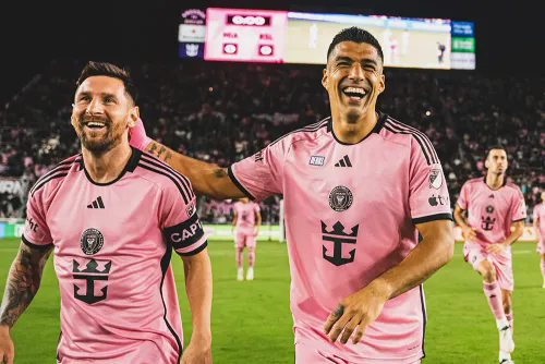 Месси и Суарес устроили шоу. Легенды сыграли в стиле праймовой «Барселоны»