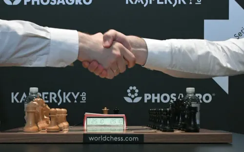Украинский гроссмейстер пожал руку россиянину. Чиновники побоялись наказать его