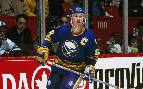 Звёздный российский хоккеист напал на судью в НХЛ. Александра сурово наказали