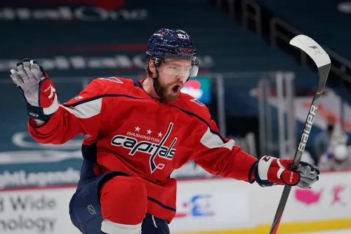 Овечкин лишился многолетнего партнёра. Кузнецов переезжает в «Каролину»