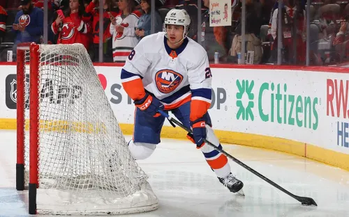 «Будешь закрывать только Овечкина – забьёт другой». Романов – об игре в КХЛ и НХЛ