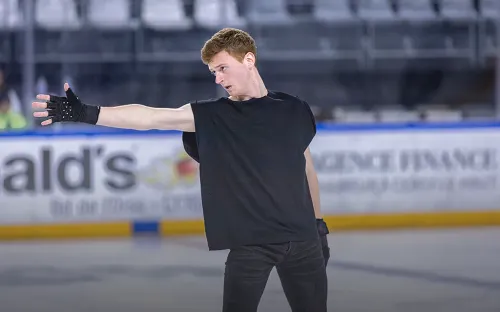 Во Франции подняли российский флаг. Наш фигурист сразил всех своим выступлением