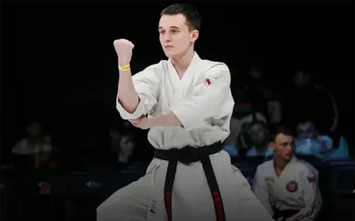 Чемпион России спас девушку от четырёх бандитов. Они были вооружены холодным оружием